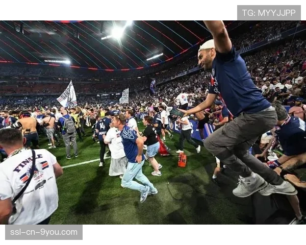 比赛因球迷投掷杂物中断十分钟,欧足联启动调查程序 比赛因球迷投掷杂物中断十分钟,欧足联启动调查程序